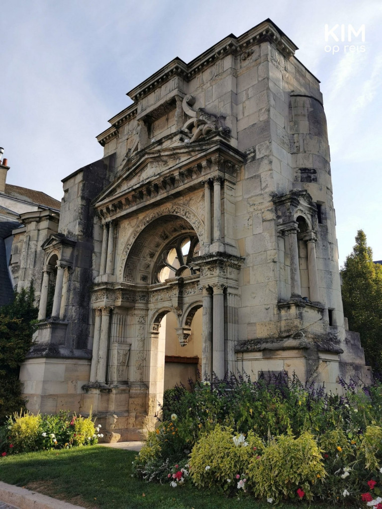 Le Portail Saint-Martin: poort met details en eromheen een klein perkje