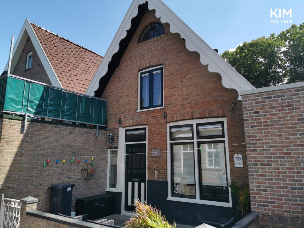 Birth house Appie Baantjer - small house, inhabited, with wooden facade along the roof