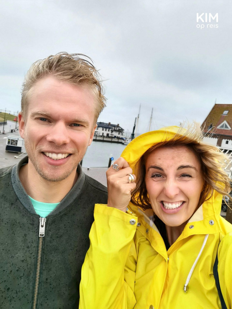 Texel regen activiteiten - Kim en Patrick kijken in de camera zichtbaar aangedaan door de regen