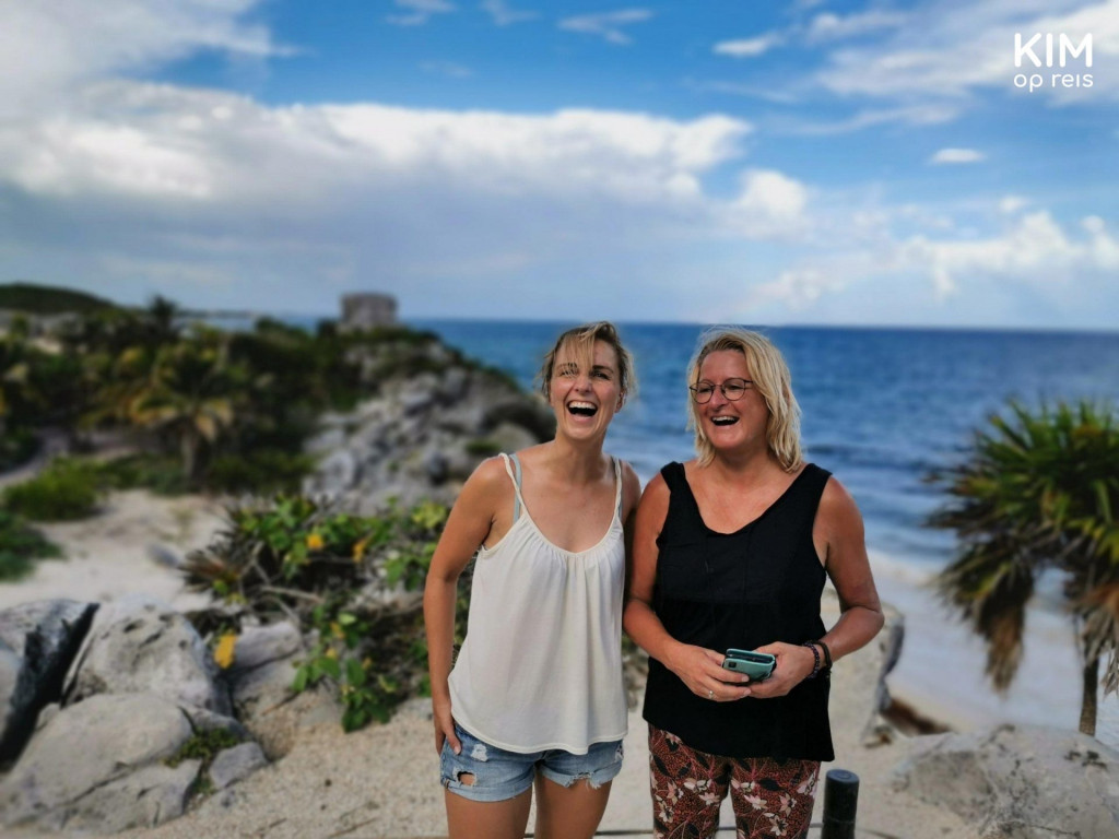 Duurzame zonnebrand smeren in Mexico: Kim en moeder lachend op de foto