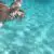 snorkelen schildpadden Curaçao: schildpad zwemt voorbij in de linkerbovenhoek